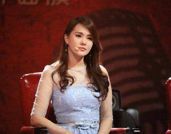 伊能靜最新動態(tài)揭秘，小巷中的隱藏瑰寶風(fēng)采展露無遺