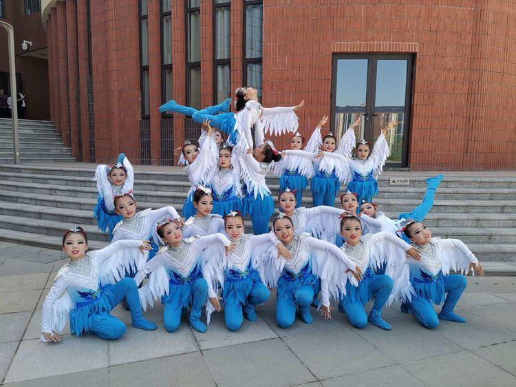 小學(xué)校園舞蹈展示，舞動(dòng)童年，愛與陪伴的溫馨篇章