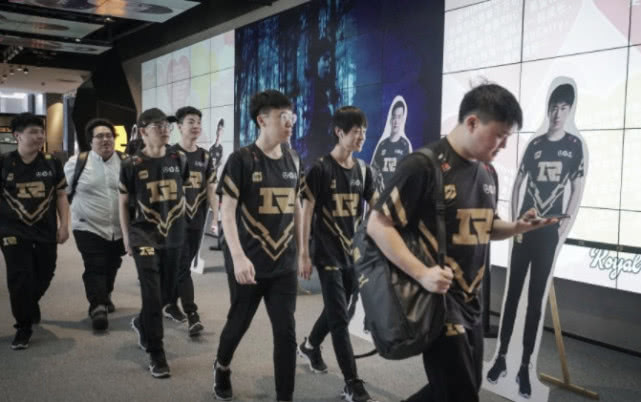 RNG昨日賽場風(fēng)采，熱血青春鑄就榮耀時刻的輝煌之戰(zhàn)