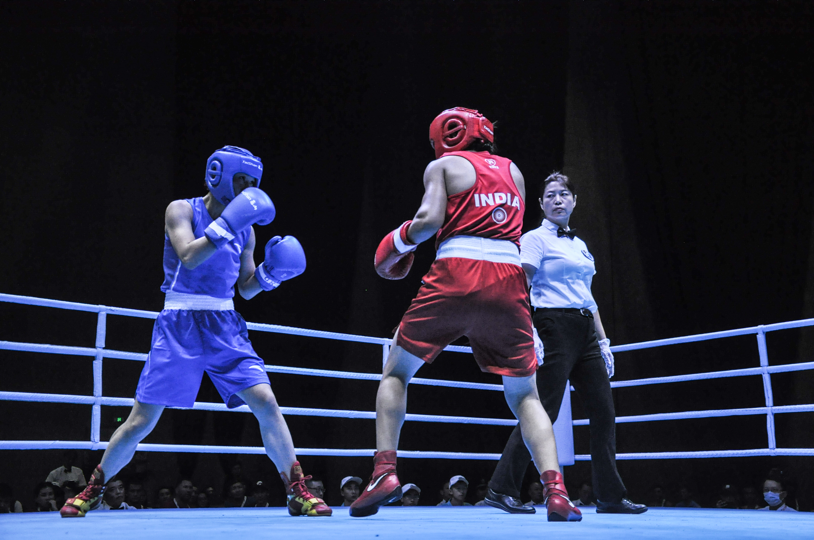 拳擊比賽的激烈對(duì)決與意外發(fā)現(xiàn)，多少回合揭曉勝負(fù)？