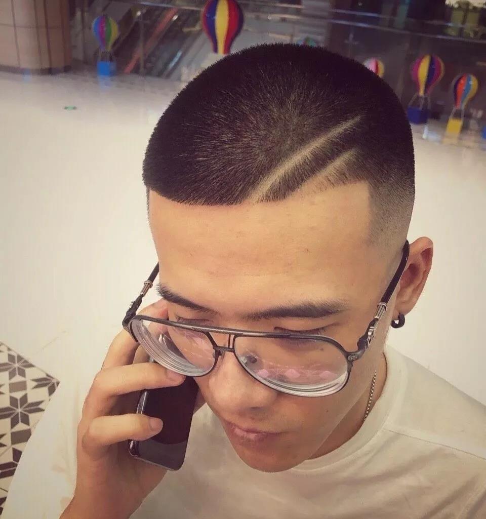 男生時(shí)尚發(fā)型推薦，小巷深處的獨(dú)特魅力風(fēng)采