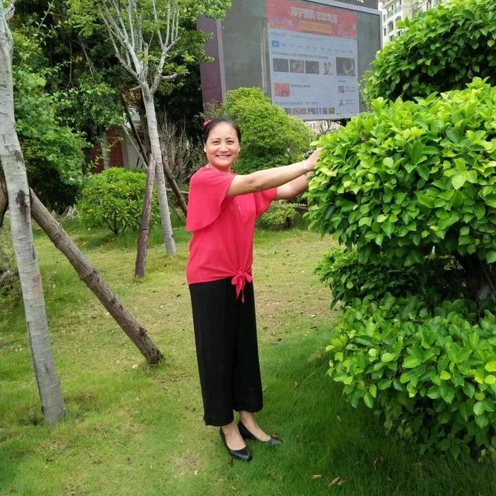 秀云風(fēng)采照，學(xué)習(xí)之光照亮自信之路