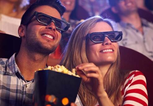 電影中的手牽手藝術(shù)，小巷深處的浪漫邂逅之道