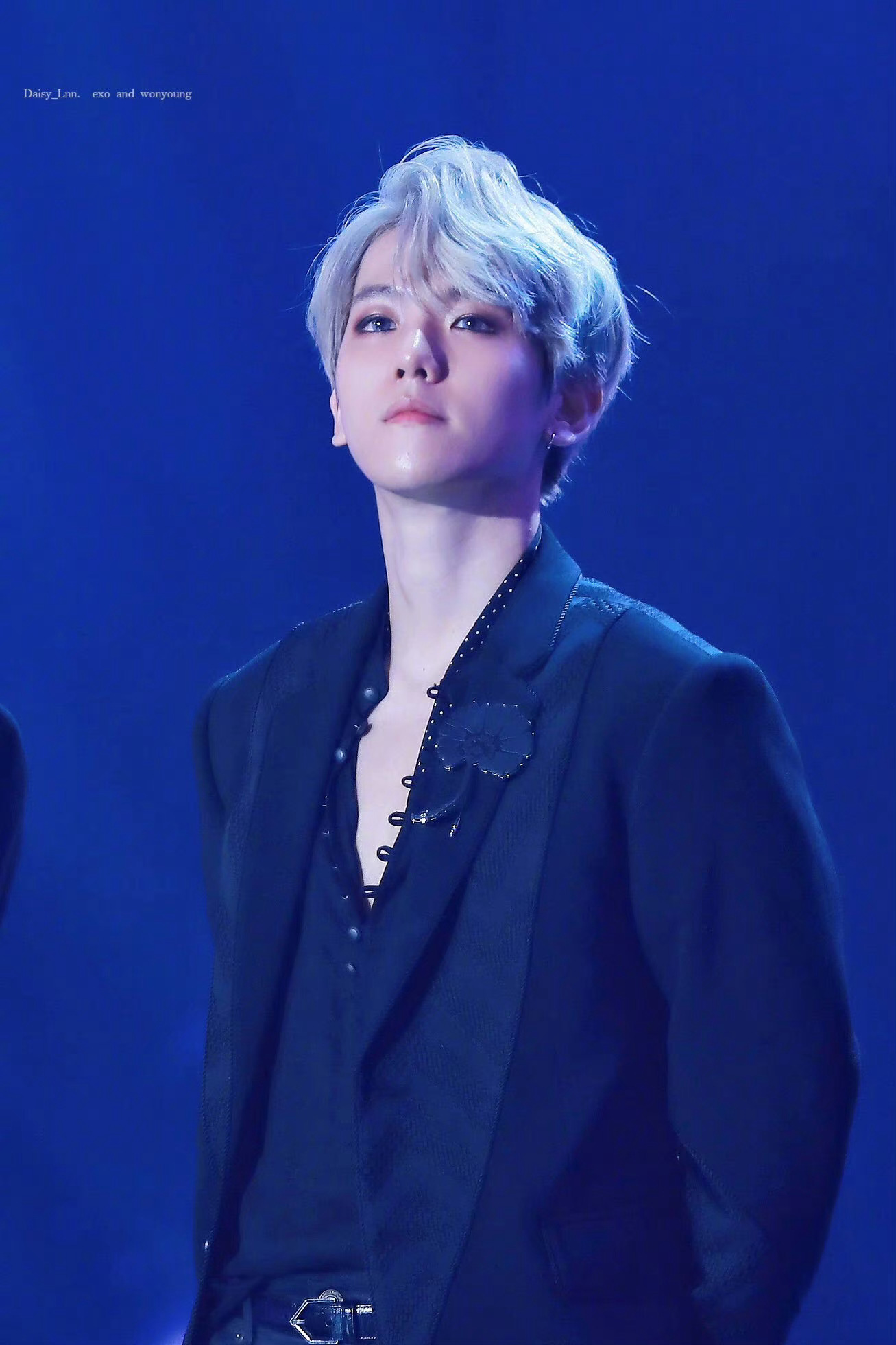 伯賢最新造型，時(shí)尚魅力的巔峰展現(xiàn)