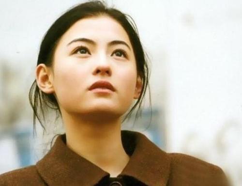 張柏芝最新寫真亮相，時(shí)代印記與影壇地位的展現(xiàn)風(fēng)采