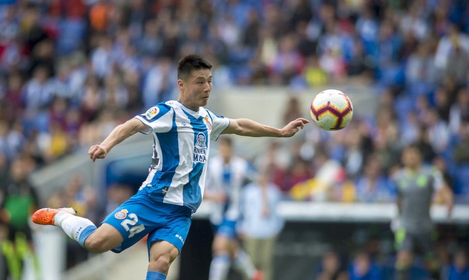 足球比賽的藝術(shù)表現(xiàn)與競(jìng)技精神交融瞬間畫作品欣賞