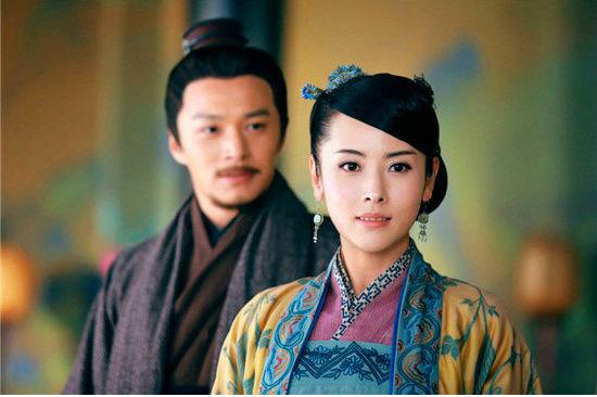 閔柔的日常，舞臺內(nèi)外的趣事與真摯友情之旅