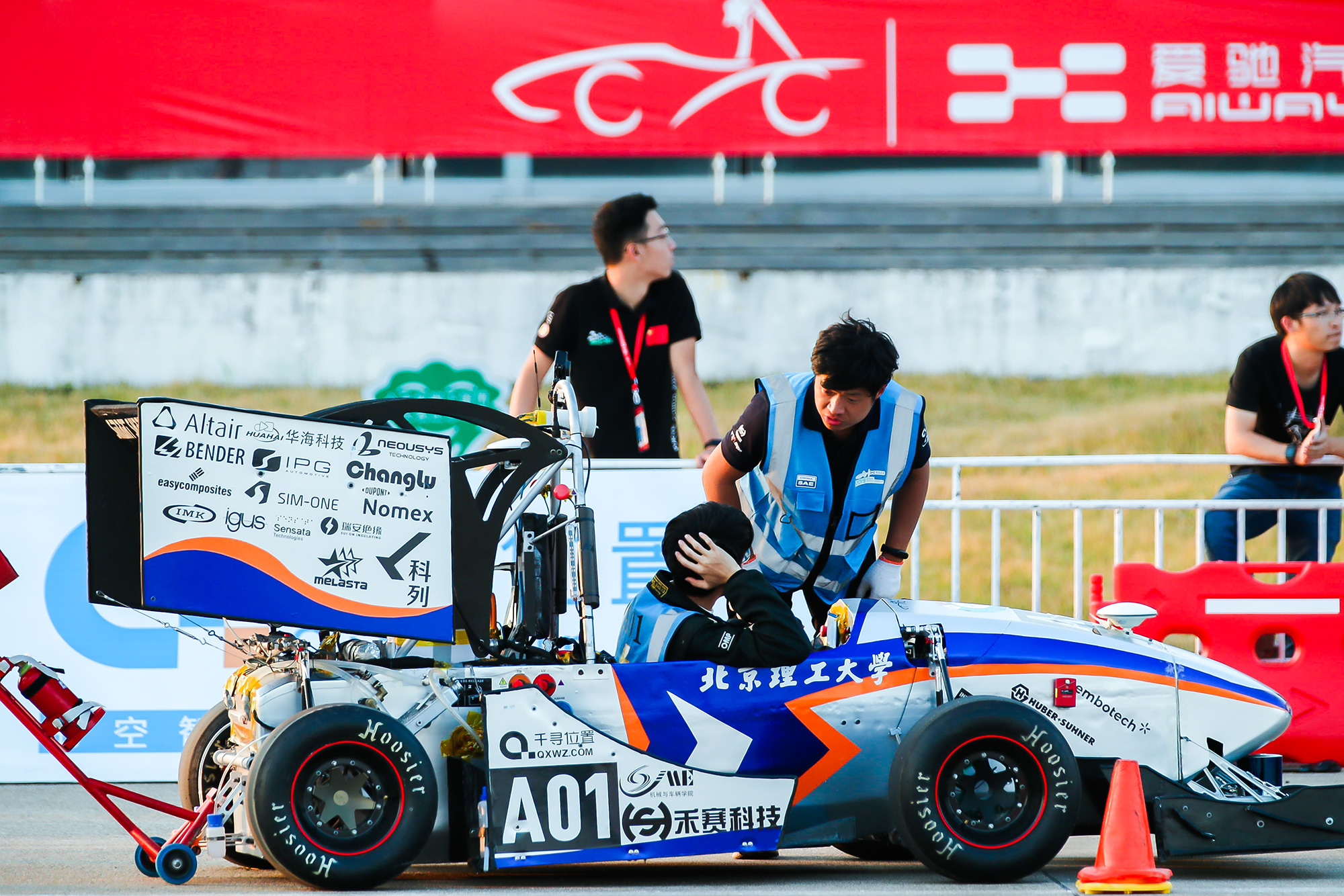 少年賽車比賽，速度與激情的較量之戰(zhàn)