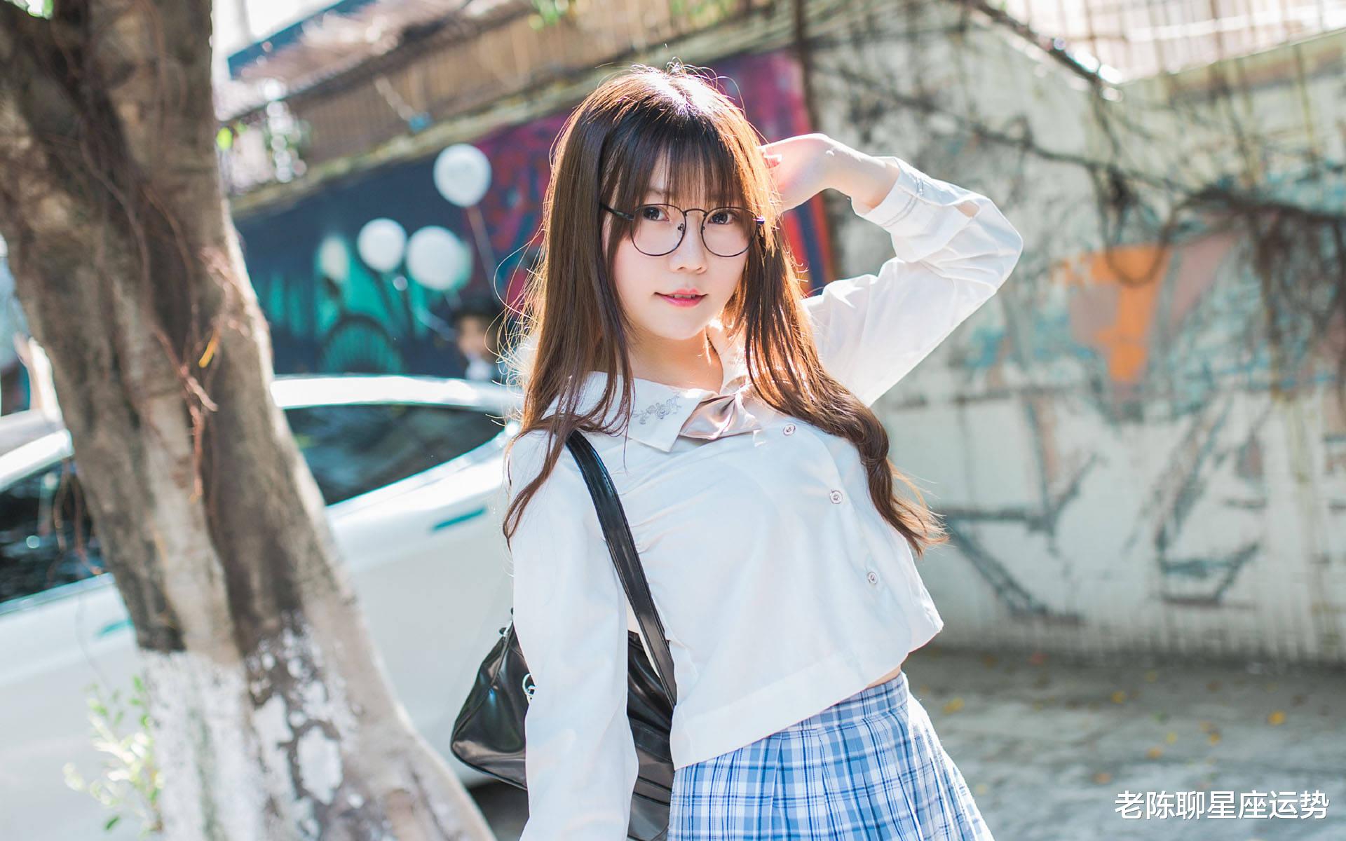 偶遇校園美女，甜蜜戀愛(ài)與自然美景的雙重篇章