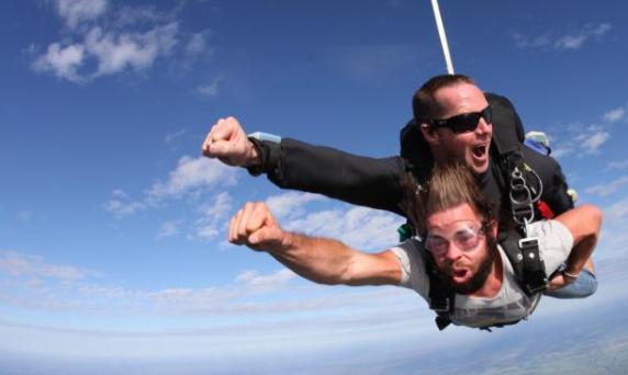 最新極限運動挑戰(zhàn)，勇敢的心與友情的紐帶展現(xiàn)驚人魄力