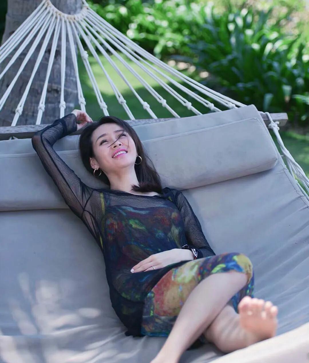 于明加的快樂日常，友情、家庭與愛的溫馨時光