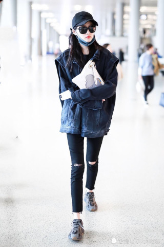 關(guān)曉彤機(jī)場(chǎng)新照，力量與自信的綻放之美